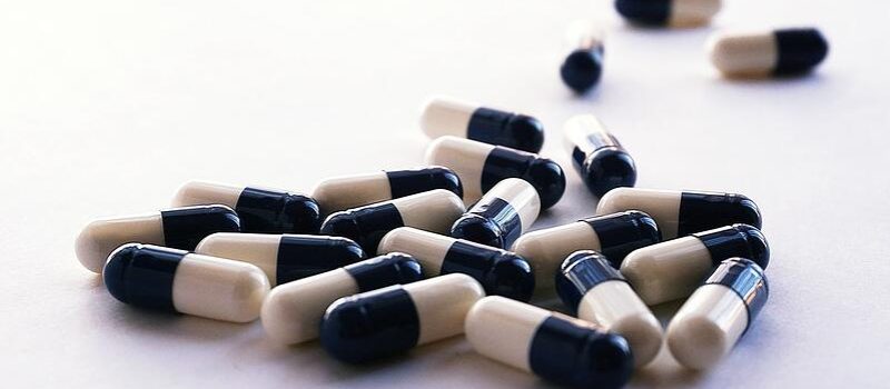 white-and-black-medicine-capsules-3652701